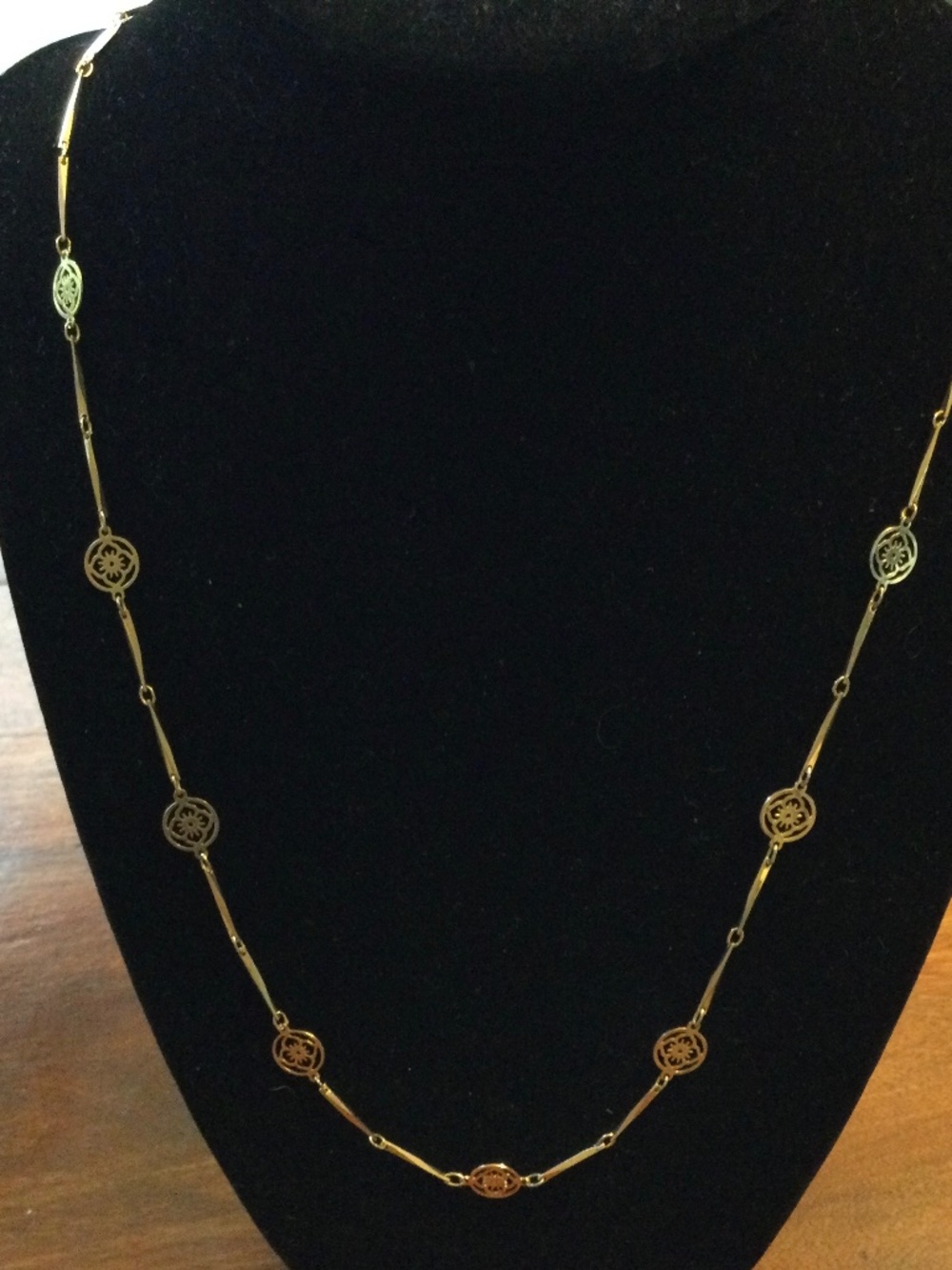 Vintage Avon (1979) Flowerlace Gold Tone Necklace